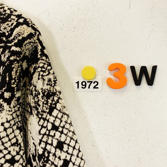 COTTON INNOVATION Women's Cotton White Black Top MEDIUM Snakeskin Short Sleeve - Picture 9 of 10